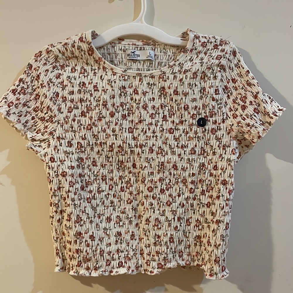Adorable Hollister crop short sleeve shirt ruched and stretchy. New without tags